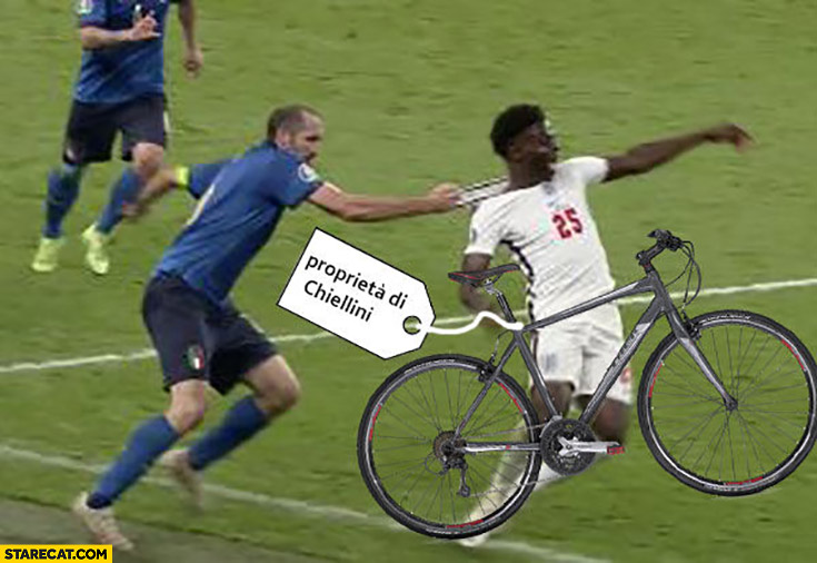 Saka stealing bike Chiellini catches him euro 2020